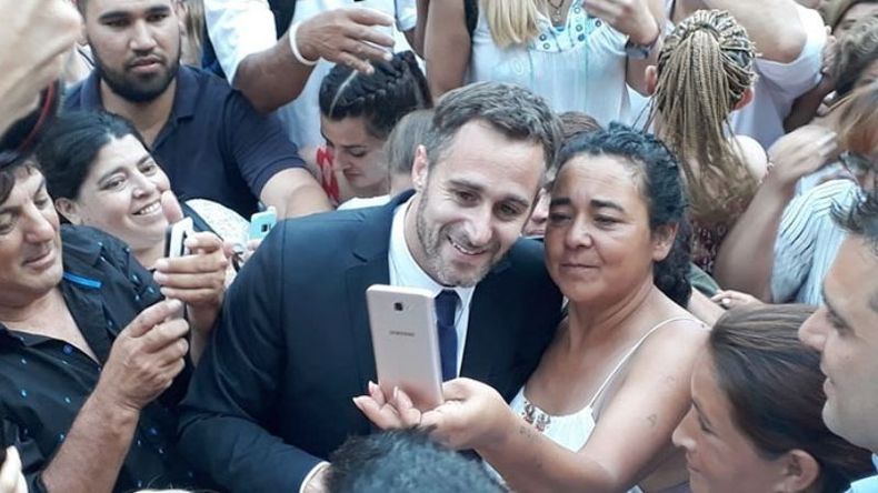SELFIE. Achával se mezcló entre los concurrentes, repartió abrazos y fotos. .