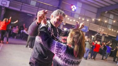 el nuevo club municipal derqui recibe a las noches de pena en tu barrio