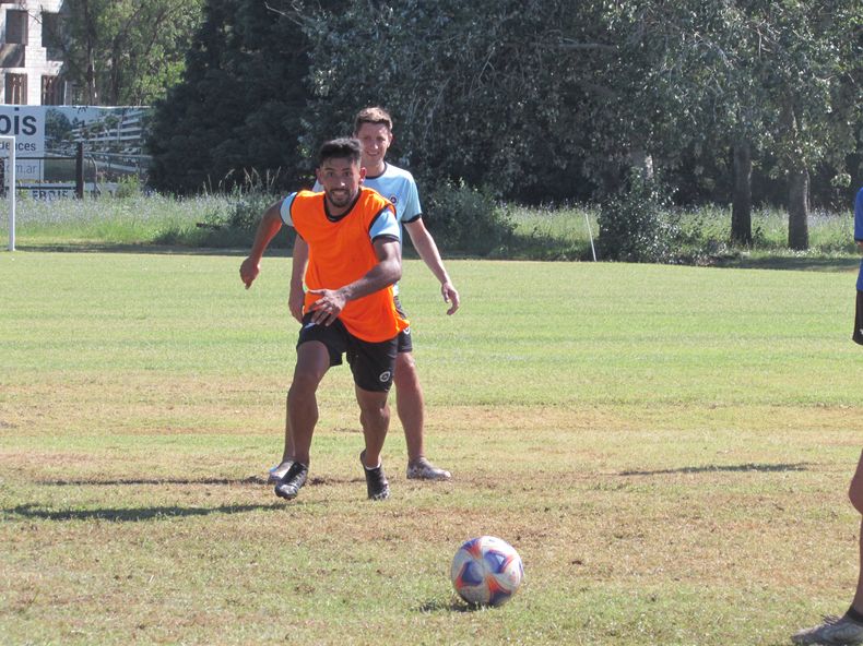 A JUGAR. Nahuel Ríos va por la pelota durante la práctica.
