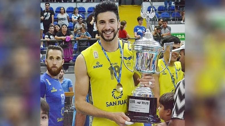 COPADO. Flores con el trofeo de campeón de la Liga Argentina 21-22..