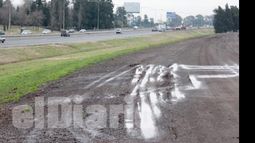 Las colectoras aún son de tierra a la altura de la calle Chile, en La Lonja. Ahora se pavimentarán..