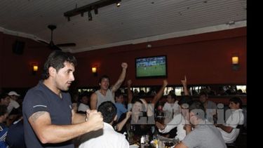Jugadores y colaboradores festejan el gol de Español. Luego llegaría el empate..