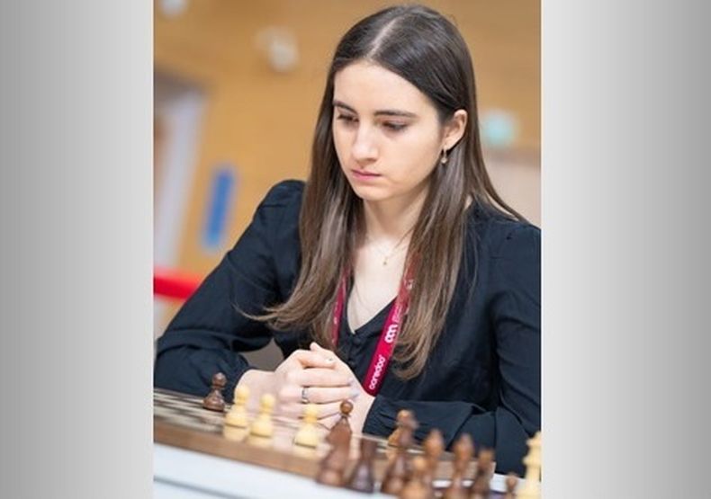 PENSATIVA. Candela brilló en el Mundial de ajedrez Blitz, en Doha.