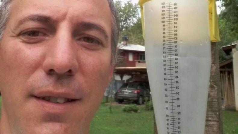 PLUVIÓMETRO. Fernando Caffarino brinda un gran servicio a la comunidad..