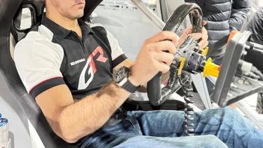 PREPARADO. Rossi prueba la butaca del Cross, en el taller de Córdoba.