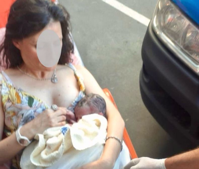 TRASLADO. La mujer y su beba son trasladadas por una ambulancia del SAME.