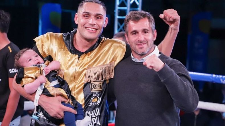 SALUDO. Achával subió al ring para felicitar a Peralta..