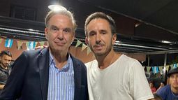 ABRAZO. Pichetto acompañó a Neuspiller en una charla con vecinos.
