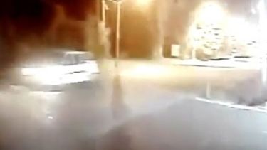 El Corsa blanco, tomado por las cámaras..