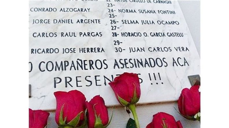 Un monolito recuerda a las víctimas de la masacre..