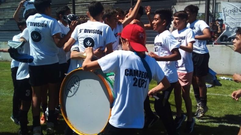 BOMBOS. Los festejos de los chicos de la Novena, con camiseta de campeones incluída. .