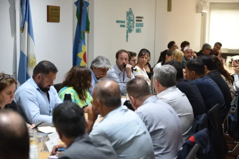 ACUERDO. El ministro de Economía, Pablo López, en una reunión de paritarias con los gremios.