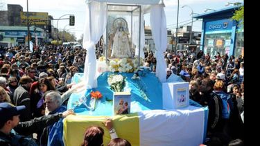 CAMINATA. Con pedidos y agradecimientos a la Virgen, los fieles marcharon a Luján..