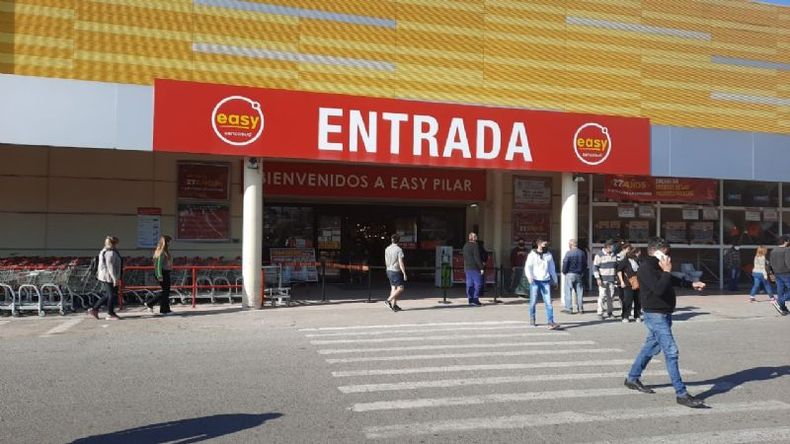 CON CINTAS. Los clientes se vieron sorprendidos por el cierre..