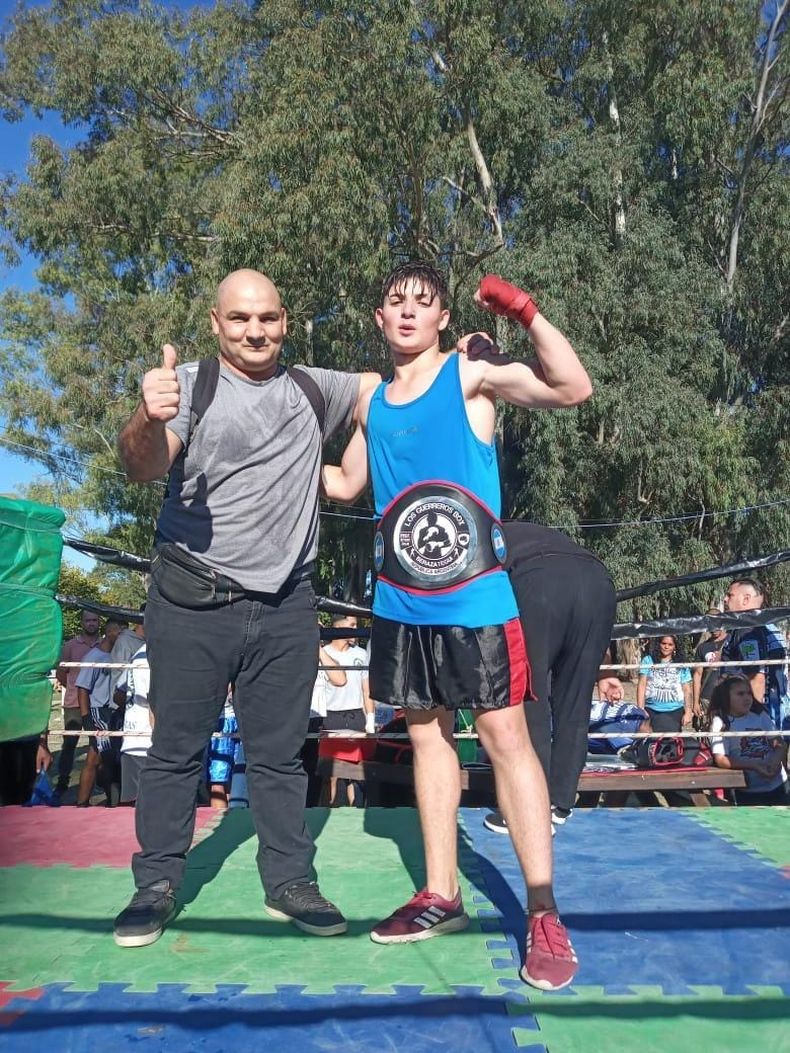 SALUDO. Gustavo y Enzo Kapusi, tras consagrarse campeón en Villa Eliza.&nbsp;
