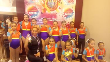 MEDALLAS. Las alumnas de Moyano con sus premios tras ganar el selectivo.