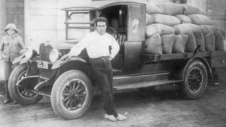 Junto al camión Chevrolet 1928 descansa Carlos Ingolotti (padre), aprestándose para iniciar el reparto de cereal para Ramos Generales Dolera, en 1935..