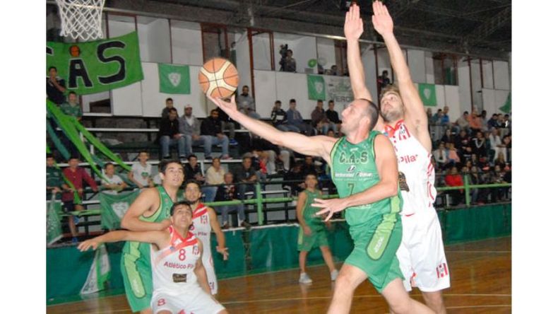 (La Democracia de Junín). 24 PUNTOS. Mázzaro, la figura de la noche, supera la marca de Gareis..