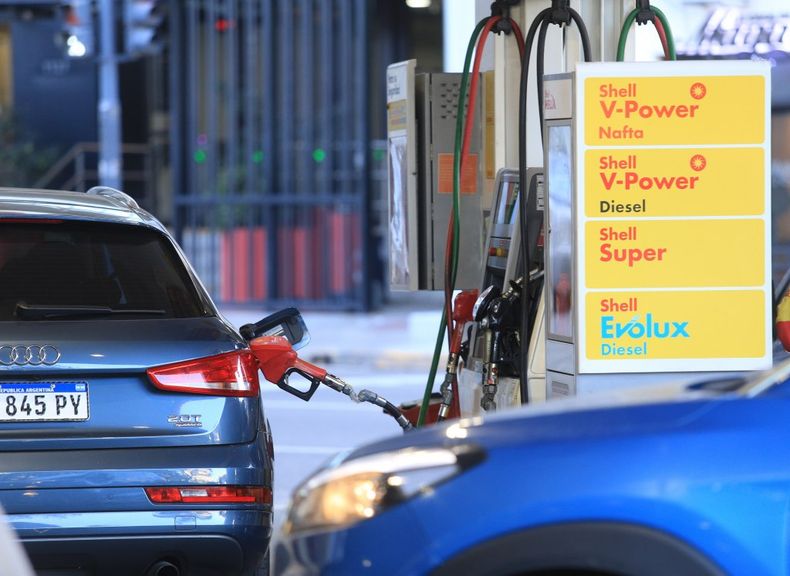 Los intentos del Gobierno por amortiguar el impacto de la guerra en los precios locales de combustibles no fue suficiente y su venta sigue en caída.
