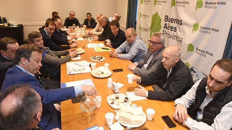 SERIOS. Ducoté y el resto de los intendentes, durante la reunión..