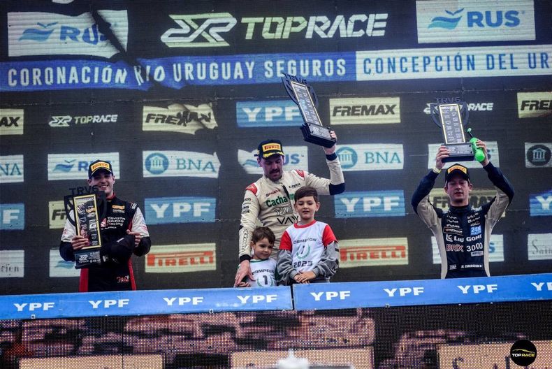 PODIO. Azar, junto a Di Palma y Ciarrocchi, disfruta de su 2º puesto consecutivo en Concepción del Uruguay.