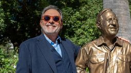 Guillermo Francella se encontró con su doble: la insólita estatua que apareció en Belgrano Guillermo Francella se encontró con su doble: la insólita estatua que apareció en Belgrano