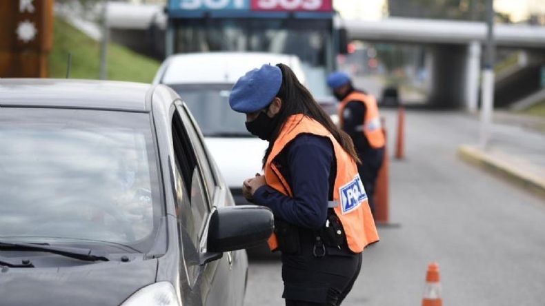 CONTROLES. Hay retenes policiales para garantizar el aislamiento.