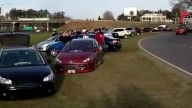 Gran cantidad de autos entre colectora y la autopista..