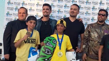 CLASIFICACIÓN. Tecce y Mateo Serrudo con sus medallas tras llegar a la final nacional.
