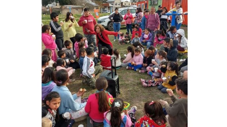NARRADORA. La autora local, Lucila Adela Guzmán, sumando palabras para los pibes del barrio..