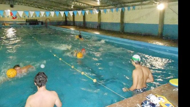 Los martes y jueves a la noche entrena el nuevo equipo del Rojo..
