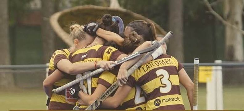 ABRAZO DE GOL. Las chicas de Belgrano festejan un triunfo para seguir alimentando el sueño de ascenso.