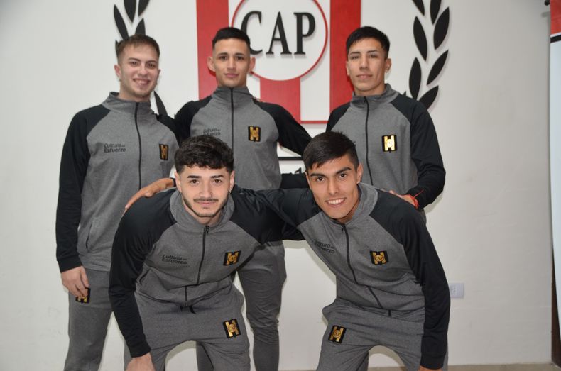 QUINTETO. Los jugadores de Atlético posan en la previa al debut en el Clausura.