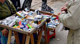 CONTROLES. La venta ambulante crece de la mano de la crisis..
