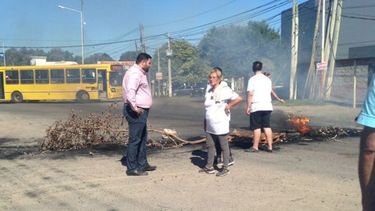 FUEGO. La protesta, ayer, sobre la ruta 8..
