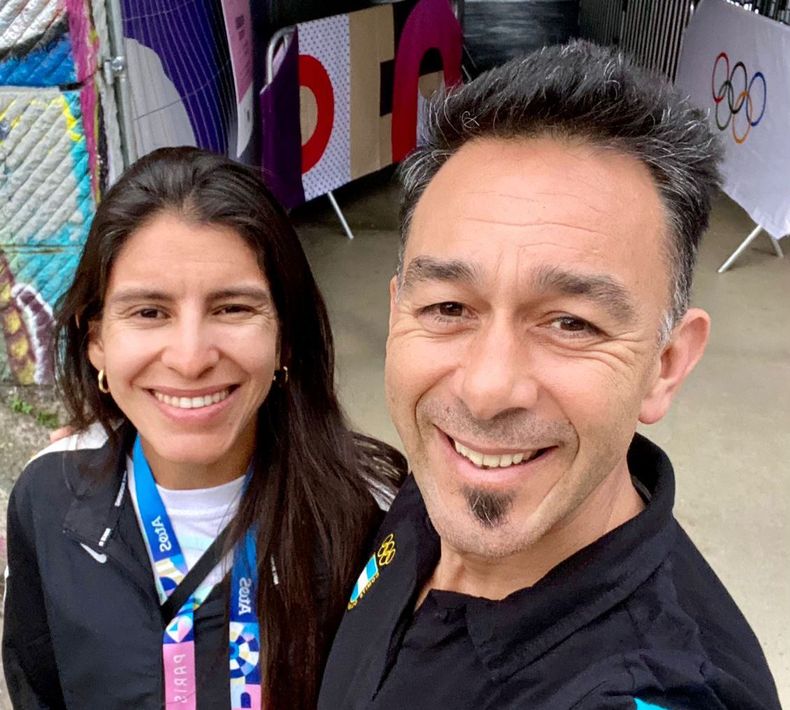 Daiana Ocampo junto a su entrenador Hugo Bressani en París 2024.