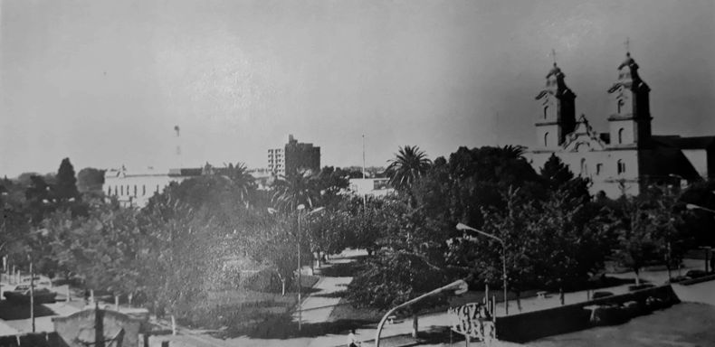 Imagen del centro de Pilar, con la plaza 12 de Octubre como referencia, en el año 1981.
