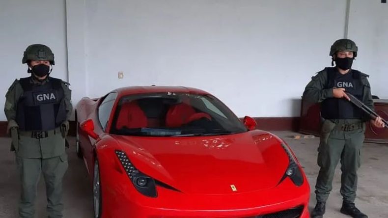 FERRARI CUSTODIADA. El auto era trasladado en un camión jaula. .