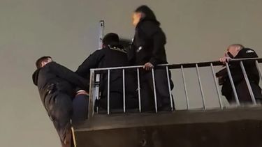 Los policías lograron contener a la mujer en el puente de Panamericana.