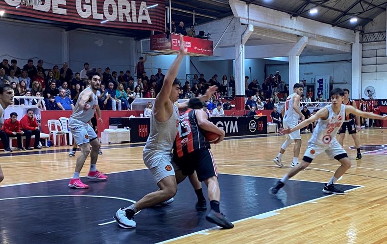 Sportivo Pilar contó con Julián Mendoza (en defensa) como una de sus figuras del domingo por la noche.