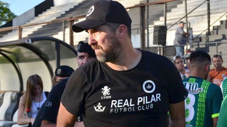FIRMA ARROTEA. “Me ofrecieron volver al club y no lo dudé.”.