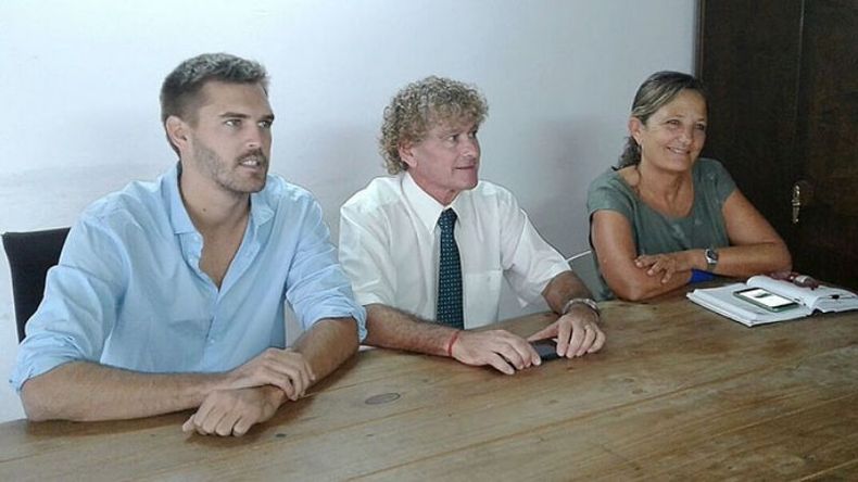 EXPLICACIONES. Donoso, Silvestri y Stegmann durante la conferencia de ayer. .