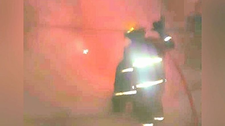 El incendio se originó a raíz de un cortocircuito. Foto @juancaimpacto.