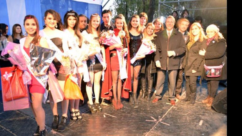 Manzanares coronó ayer a su nueva reina y a sus princesas..