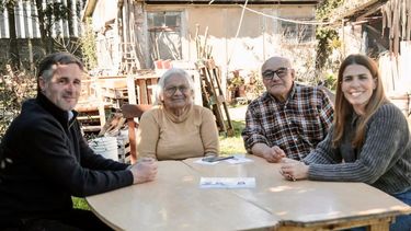 EN CAMPAÑA. Achával y Peralta entregaron la boleta a Marta y Carlos.