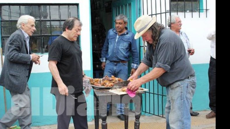 “Tito” Lucas y Pato Acevedo con el infaltable asado de festejo..