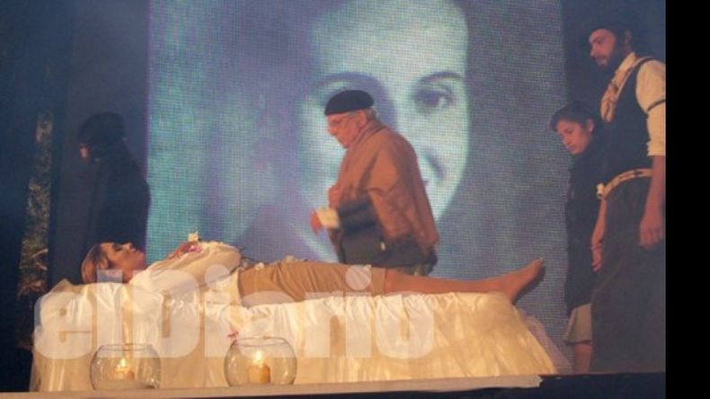 Si viviera. Parte de la representación sobre la muerte de Evita..