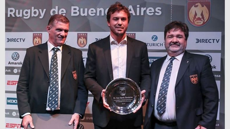 Trayectoria. Juani Hernández fue parte de la gala de la URBA y lo distinguieron con un premio a su trayectoria. Retirado de los Pumas y del rugby profesional, aún hay una puerta abierta para defender los colores de Deportiva Francesa en 2019. “Sin mi club desde chiquito, mi casa, nada hubiera sido posible”, expresó el crack que fue bronce en el Mundial 2007..