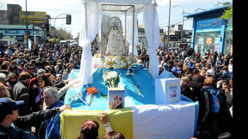 CAMINATA. Con pedidos y agradecimientos a la Virgen, los fieles marcharon a Luján..
