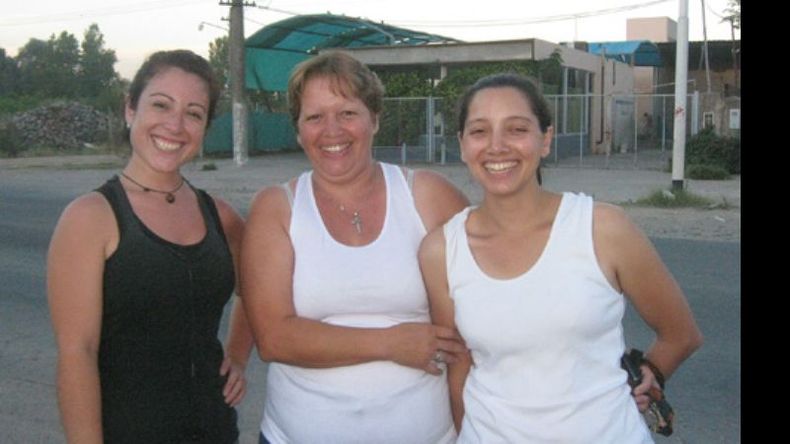 Patricia, Beatriz y Micaela, eligen la ruta para las caminatas..